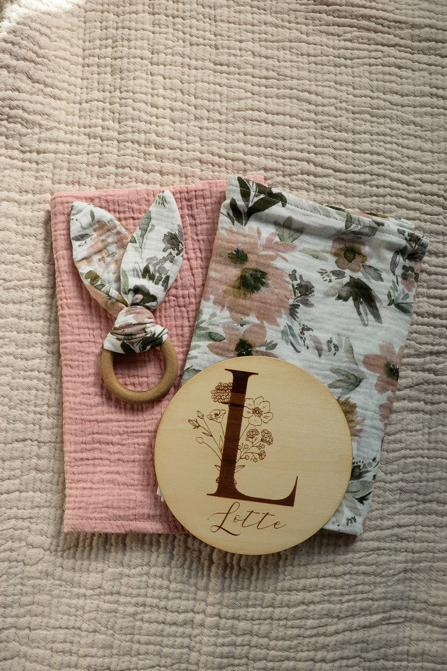 Set „Kleines Wunder" | 2 Musselintücher Greifling Holzschild Mit Name Geschenkset Babys Personalisiert von Etsy - laliloubabyshop