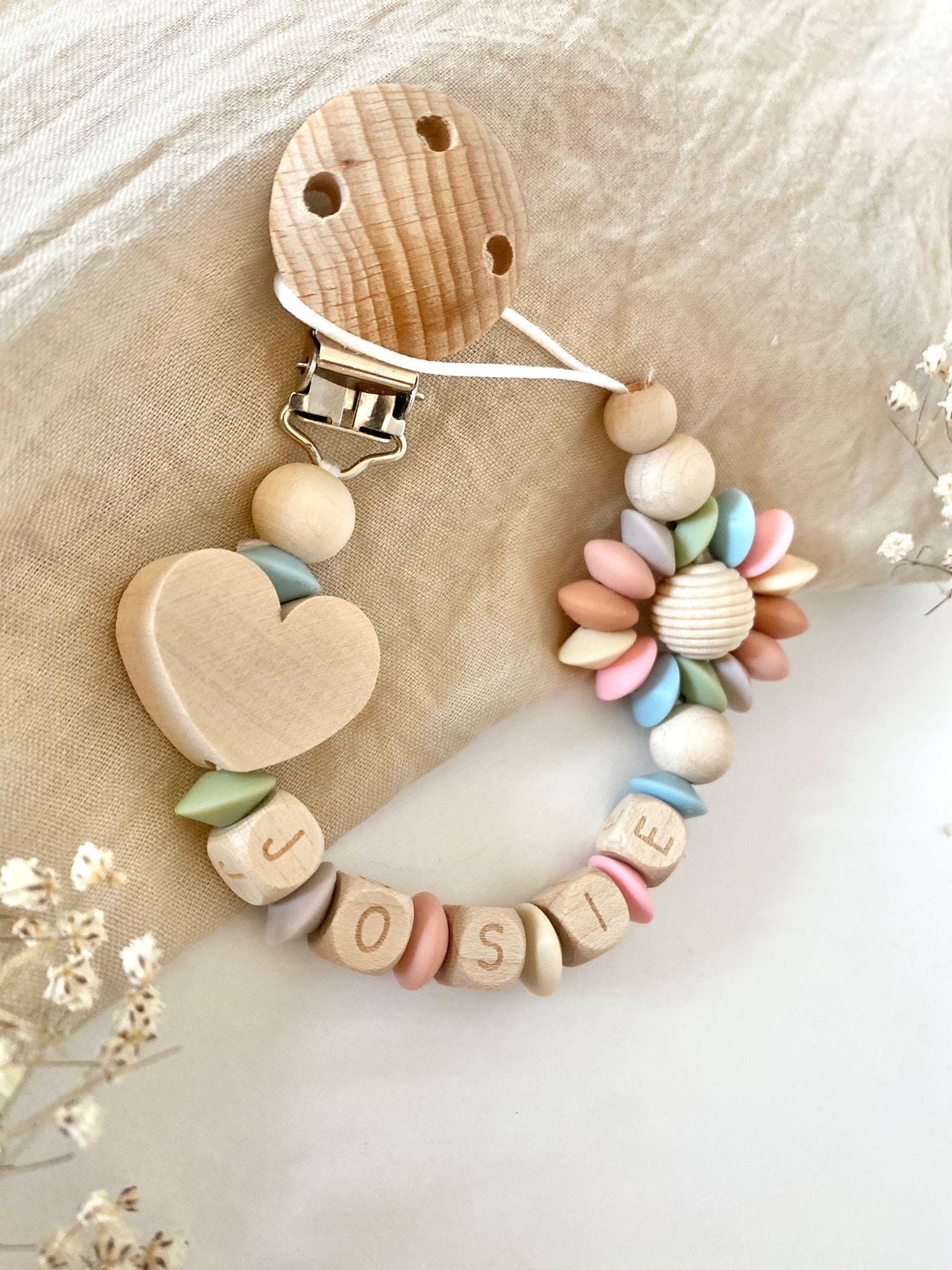 Personalisierte Schnullerkette | Mädchen Blume Herz Pastell von Etsy - littlewonder1996