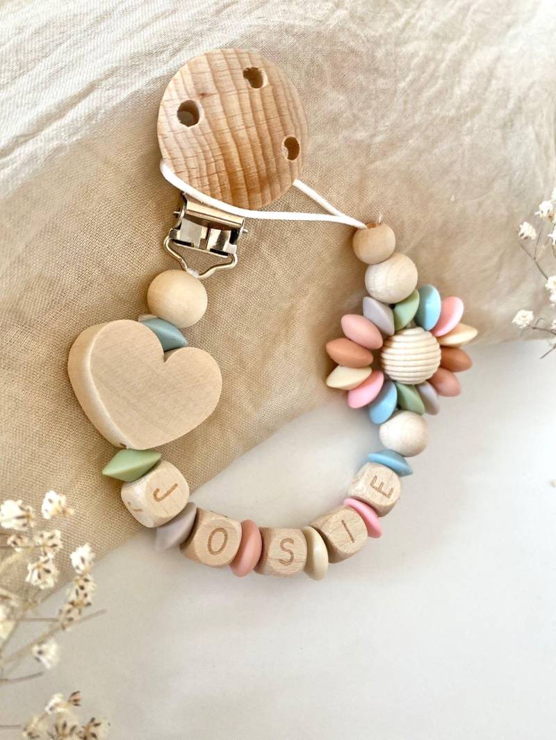 Personalisierte Schnullerkette | Mädchen Blume Herz Pastell von Etsy - littlewonder1996