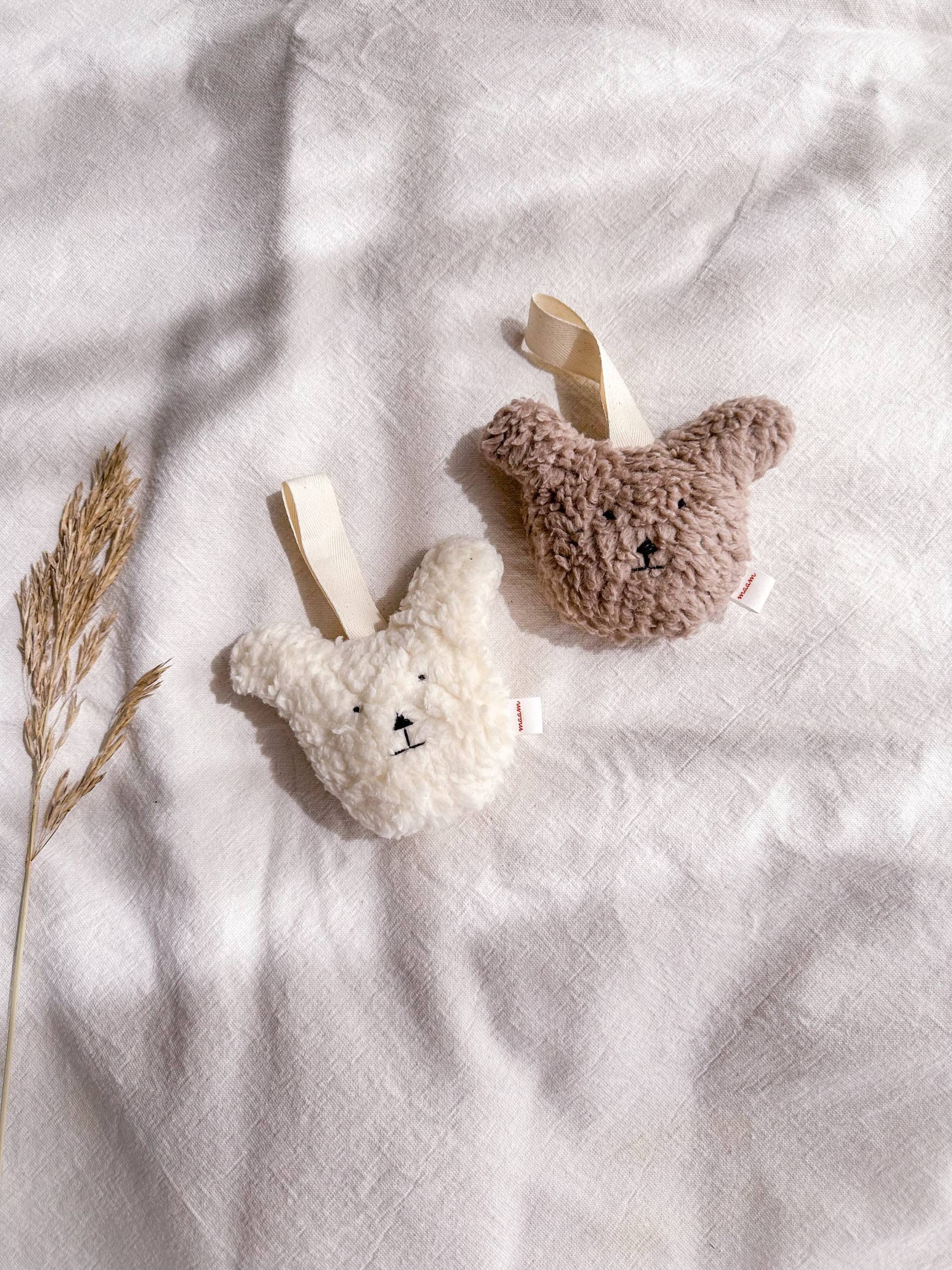 Teddy Schnuller Anhänger Mit Rassel Innen | Geburt Geschenk Baby Kind Wickeln von Etsy - maamnaturalbaby