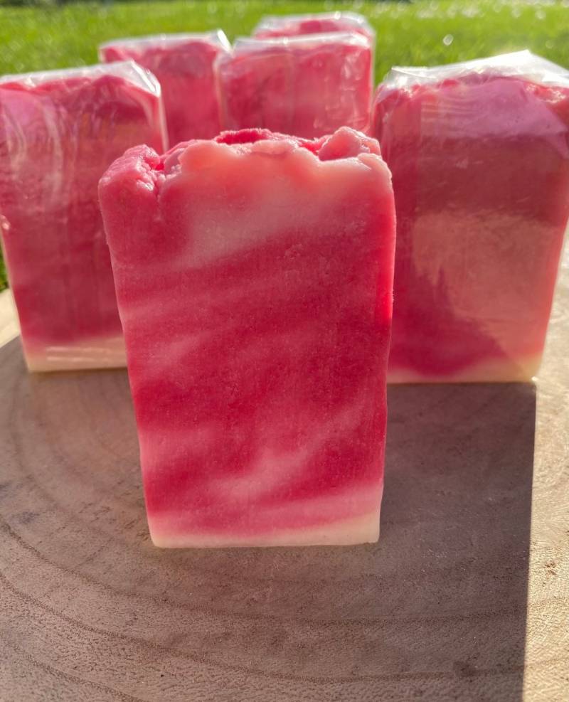 Handmade Oliveoil Wild Rose Soap 10x5, 5cm; Handgemachte Olivenöl Wildrosen Seife 10x5, 5cm von Etsy - mizuh