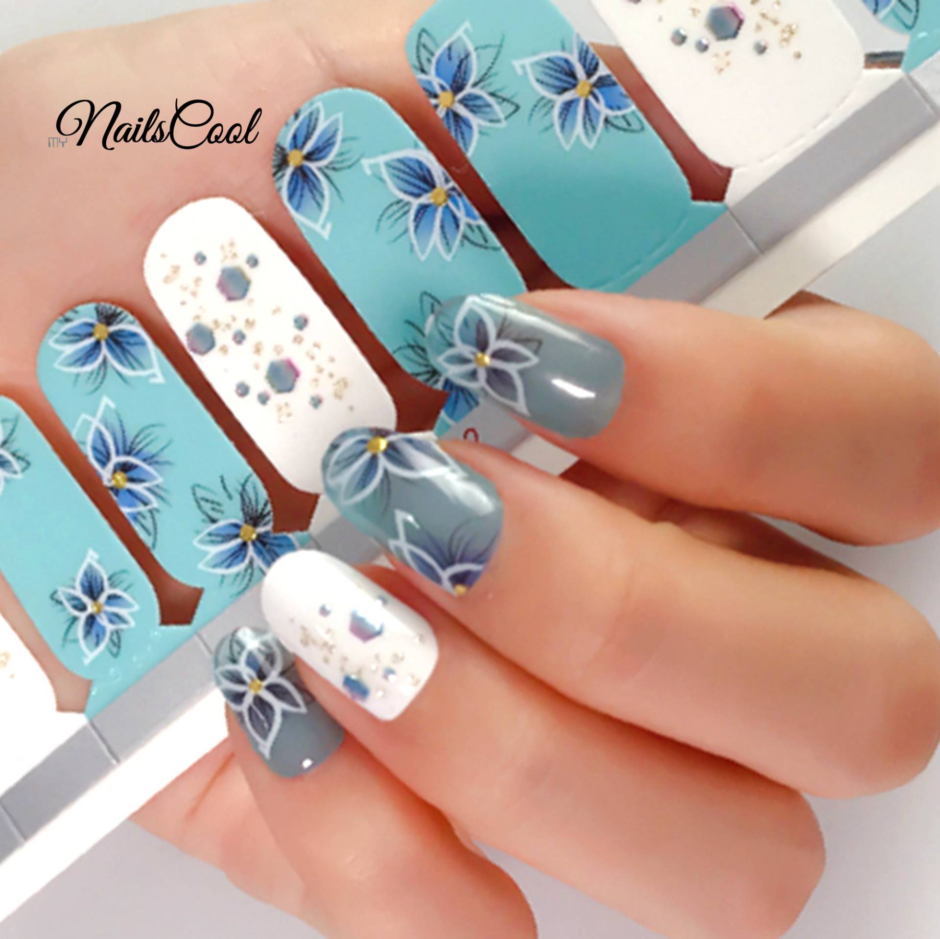 Hellblau Und Weiß Farbe Blume Echte Nagellack Streifen Nail Art Wraps Street Art 20 Glitzer 3D Dekoration von Etsy - myNailsCool