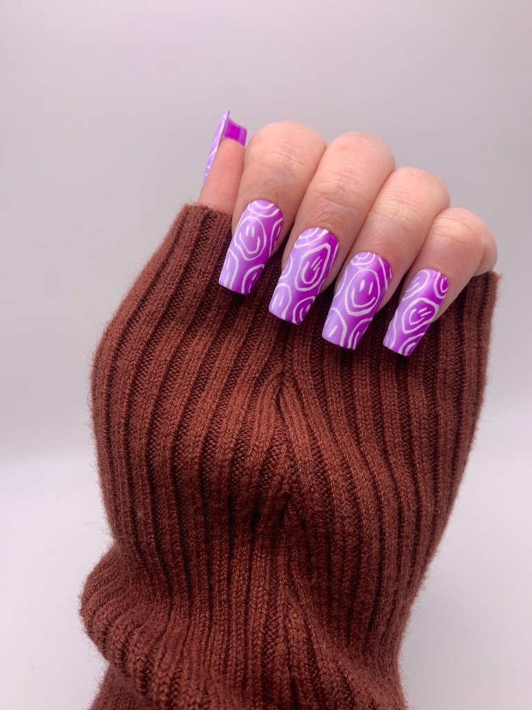 Custom Purple Ombre Wavy Smiley Face Press-On Nails von Etsy - nailsbyETTA