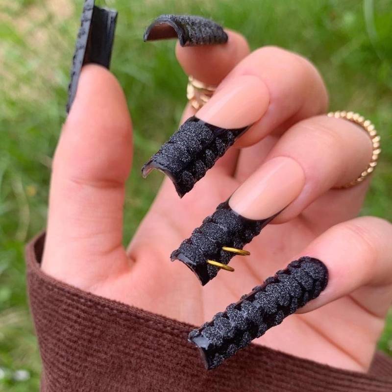 Schwarz Strukturierte French Tip Croc Print Press On Nägel Mit Gold Creolen/Charms | Handgemalte Wiederverwendbare Gelnägel von Etsy - nailsbymonicazx