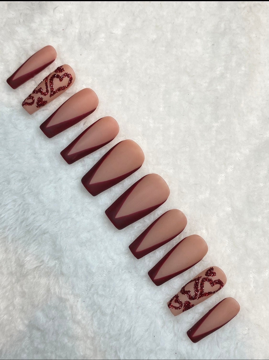 Dunkelrote V-Spitze Herz Press Ons von Etsy - nailsbysimw