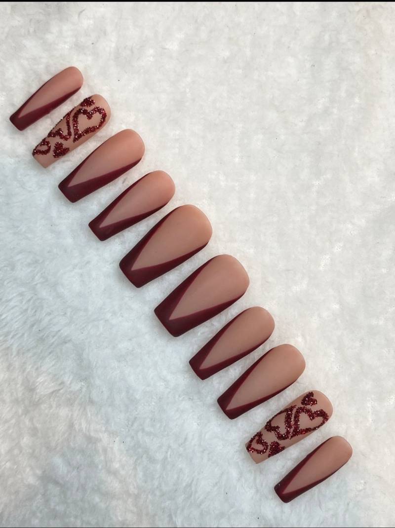 Dunkelrote V-Spitze Herz Press Ons von Etsy - nailsbysimw