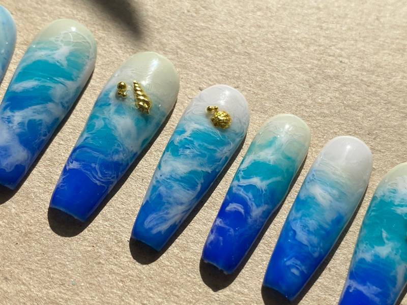 Sommer Sea | Lange Sarg Drücken Auf Nägel, Sommer Von Hand Bemalt Gefälschte Blau Gold Strand Nägel von Etsy - natainagai