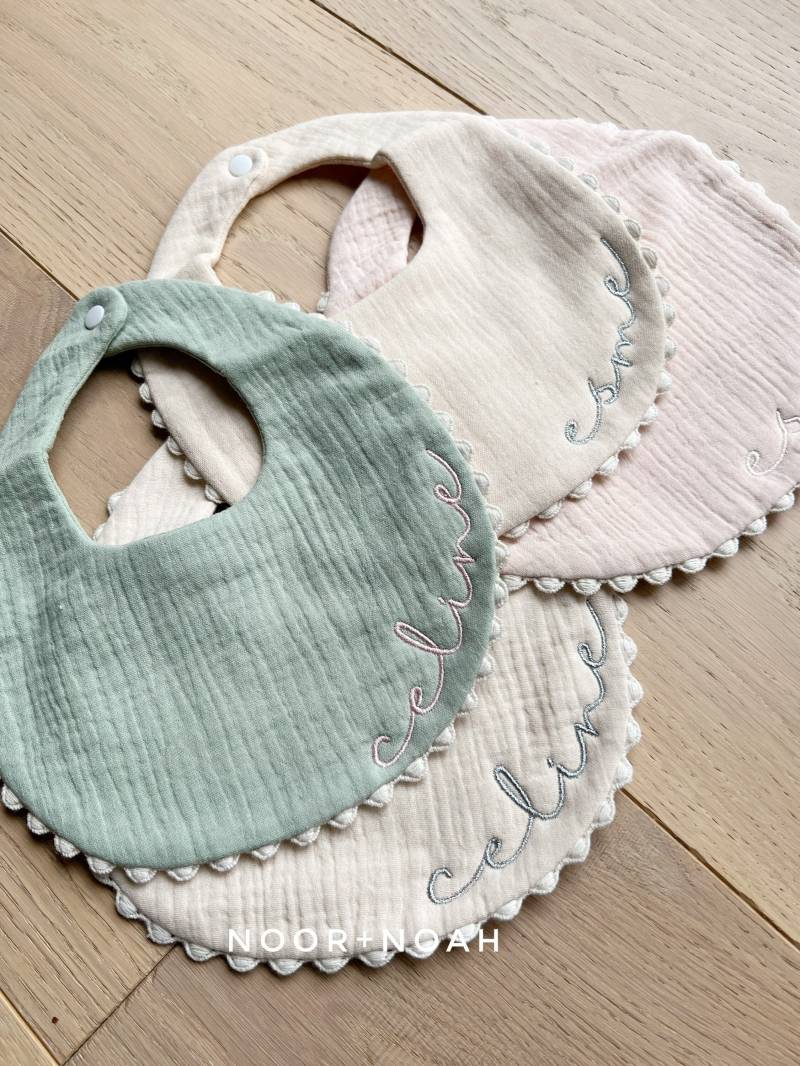 Besticktes Baby-Lätzchen, Spucktuch, Mulltuch, Bommel-Lätzchen, Spitzen-Lätzchen, Baby Swaddle, Personalisiertes Lätzchen, Lätzchen Mit Name von Etsy - noorandnoah