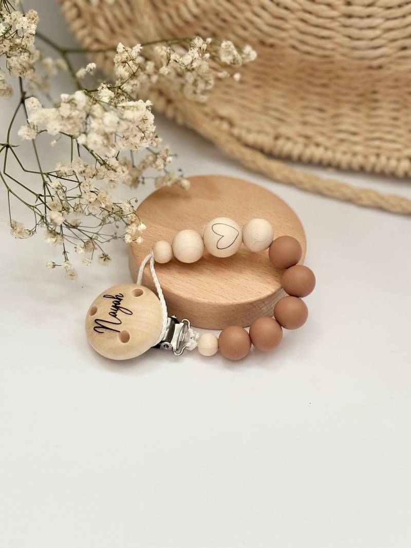 Schnullerkette Mit Namen | Personalisiert |Braun Beige Bär Herz Geschenk Geburt Taufe Werdende Eltern Schnullerband von Etsy - nuniLaedchen