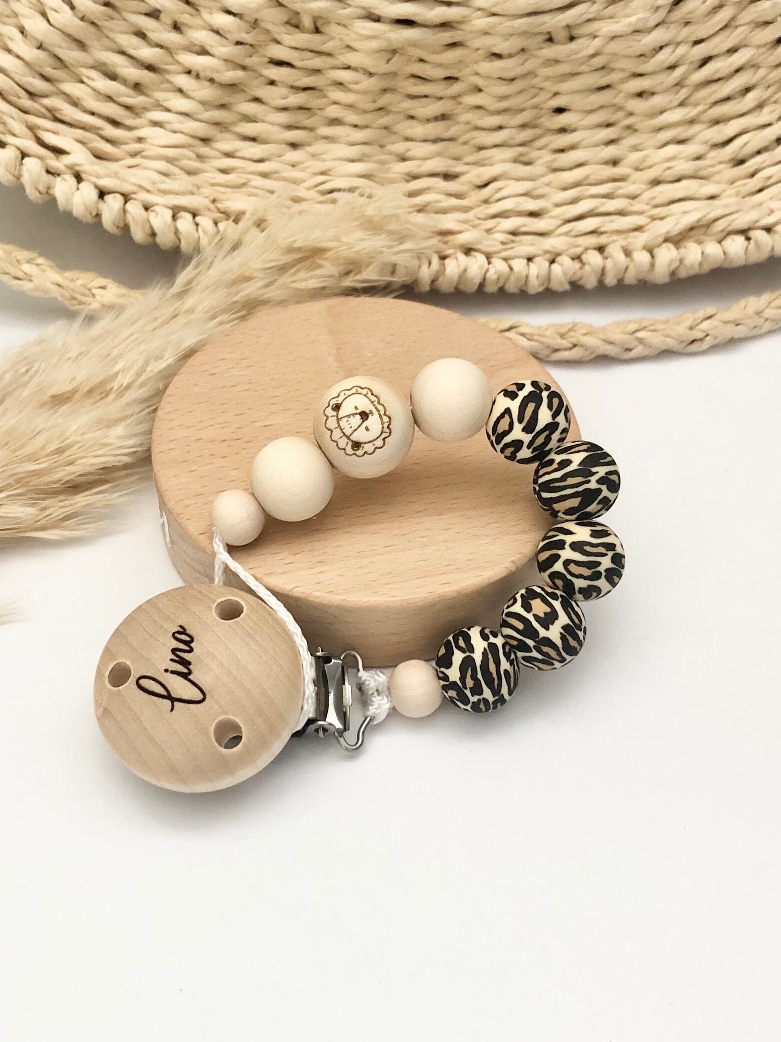 Schnullerkette in Leo Personalisiert Und Mit Namen Bär Regenbogen Löwe Herz Geschenk Zur Geburt Taufe Werdende Eltern Schnullerband Schnullerkette in Leo Personalisiert Und Mit Namen Bär Regenbogen Löwe Herz Geschenk Zur Geburt Taufe Werdende Eltern Schnullerband von Etsy - nuniLaedchen