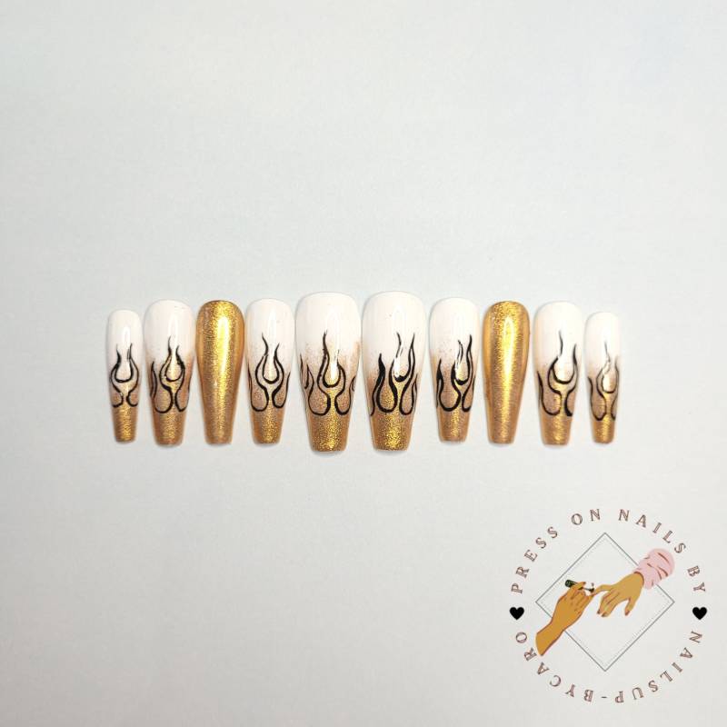 White & Gold Flames - Press On Nails Long Ballerina von Etsy - pressonsbycaro