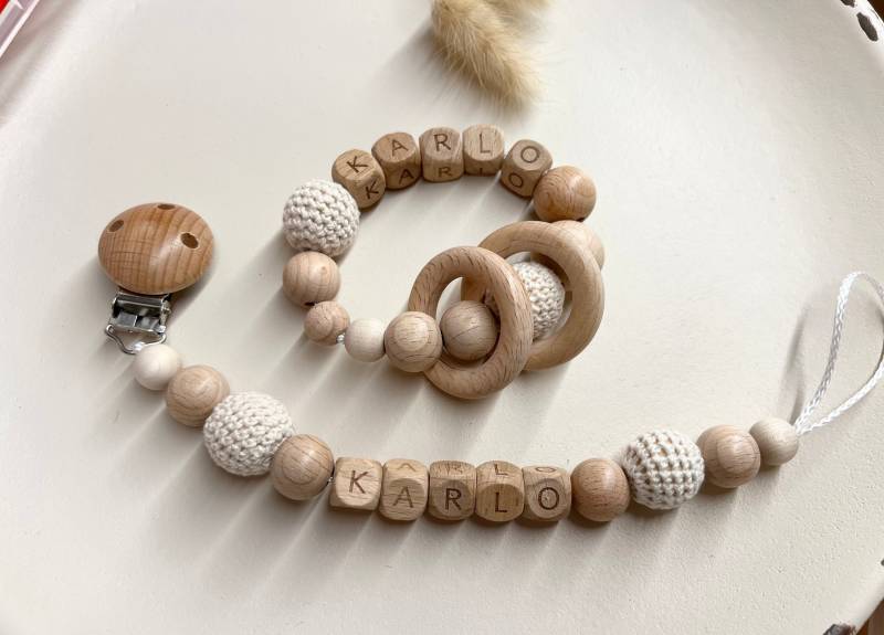 Handgemachte Babyartikelgeschenkset| Schnullerkette Mit Name | Greifling Holz von Etsy - prettylittleJeMa