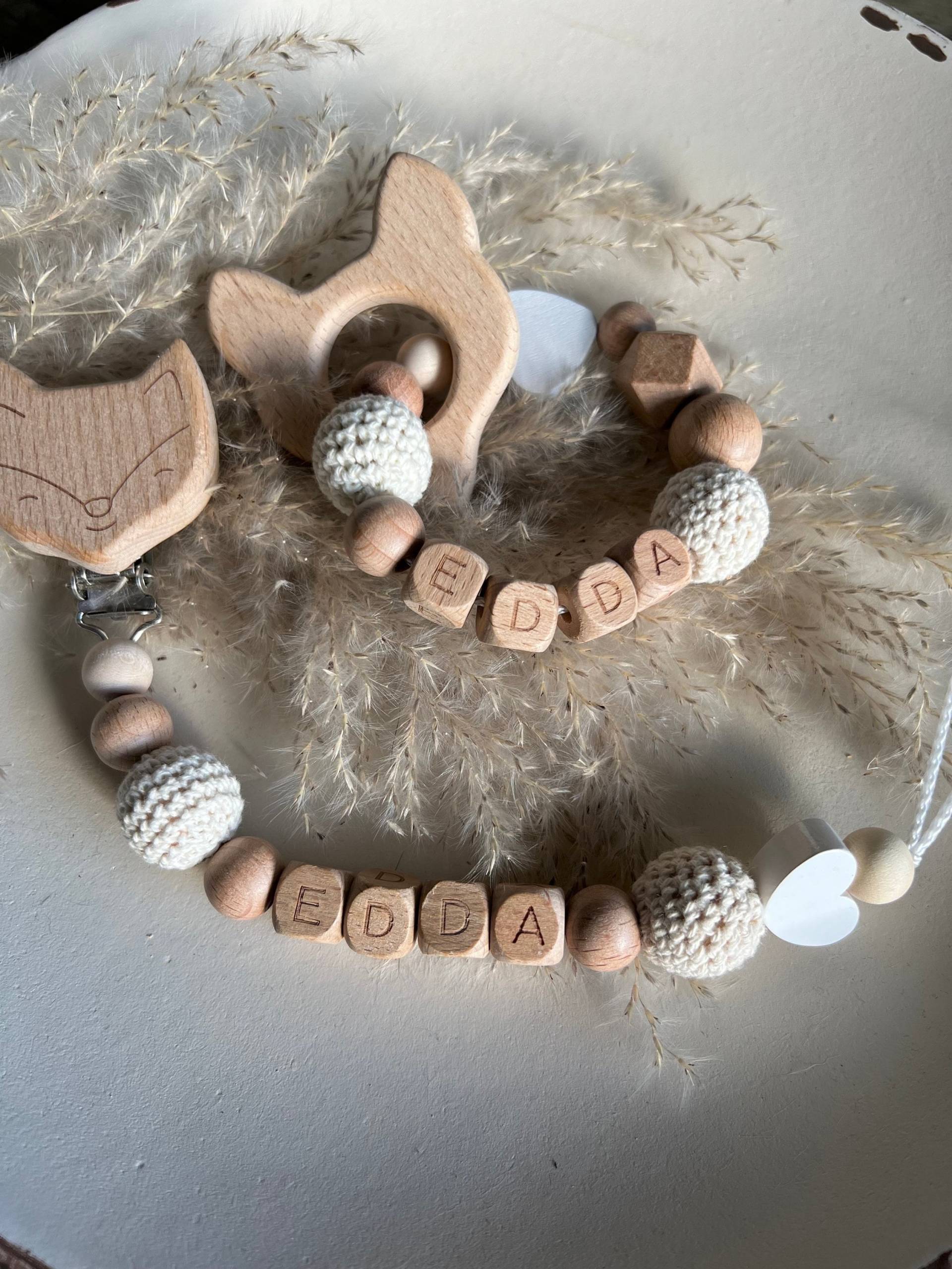 Handgemachte Babyartikelgeschenkset| Schnullerkette Mit Name | Greifling Holz von Etsy - prettylittleJeMa