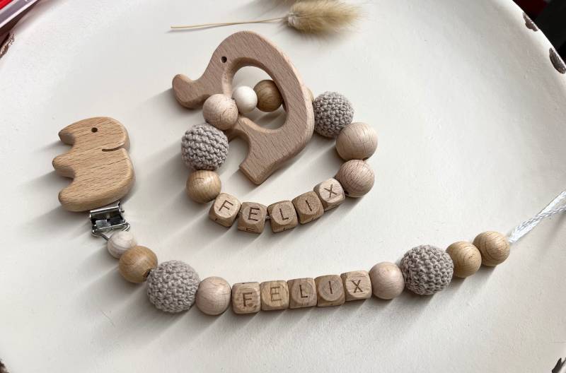 Handgemachte Babyartikelgeschenkset| Schnullerkette Mit Name | Greifling Personalisiert von Etsy - prettylittleJeMa