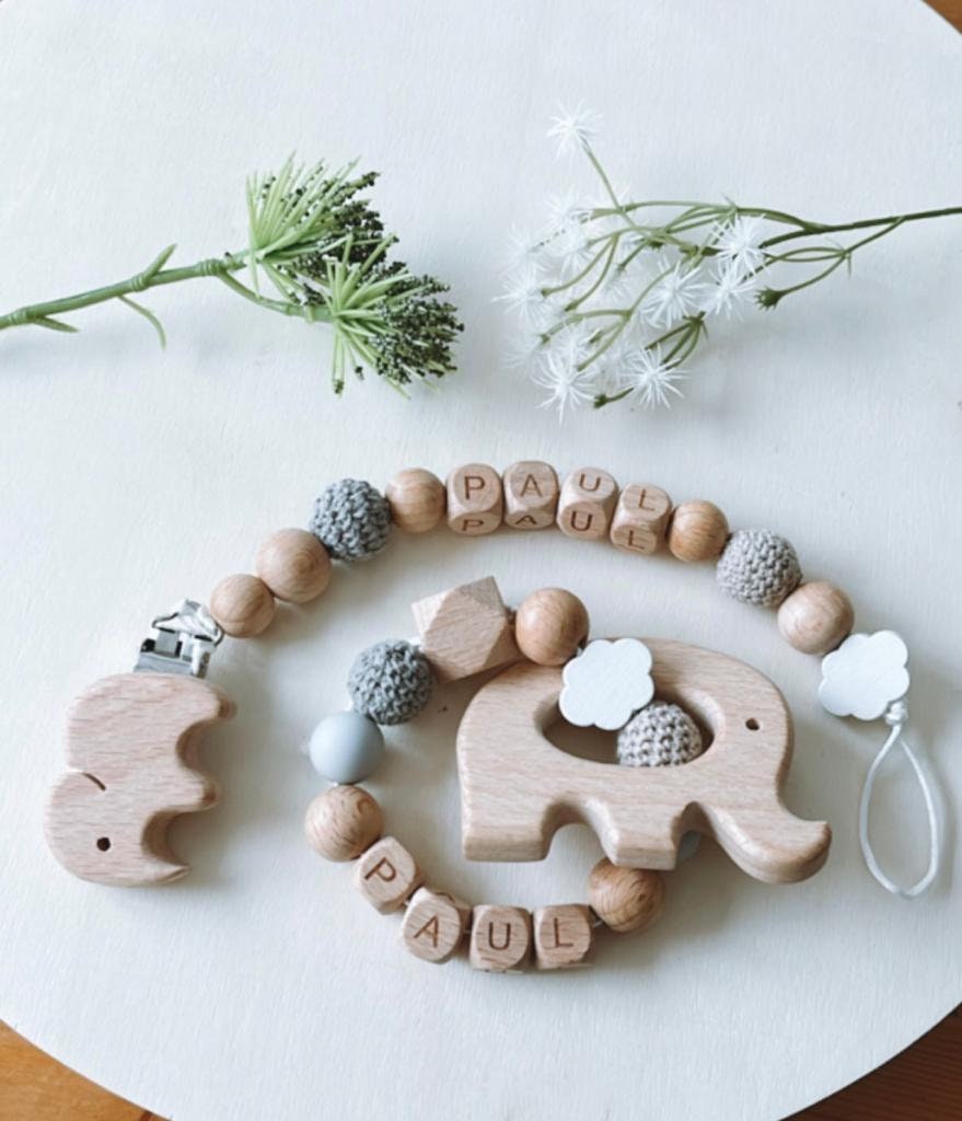 Handgemachte Babyartikelgeschenkset| Schnullerkette Mit Name | Greifling Personalisiert von Etsy - prettylittleJeMa