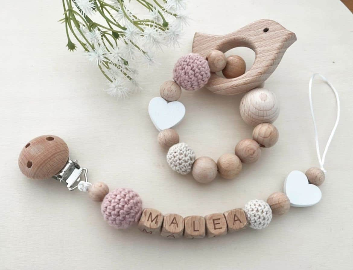 Handgemachte Babyartikelgeschenkset| Schnullerkette Mit Name Und Weißem Herz Oder Wolke| Greifling Name, Wolke von Etsy - prettylittleJeMa