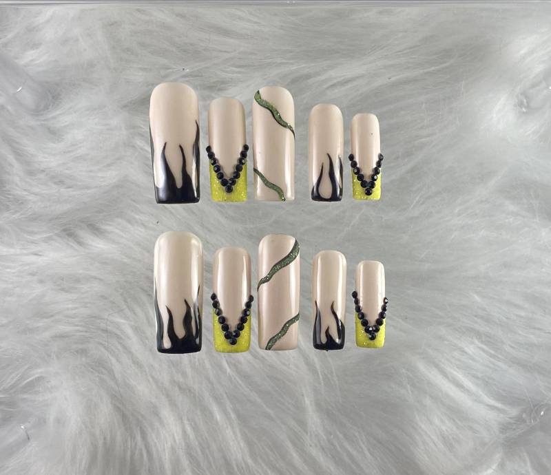 Glow in The Dark Flame Press On Nails von Etsy - pureessencenails