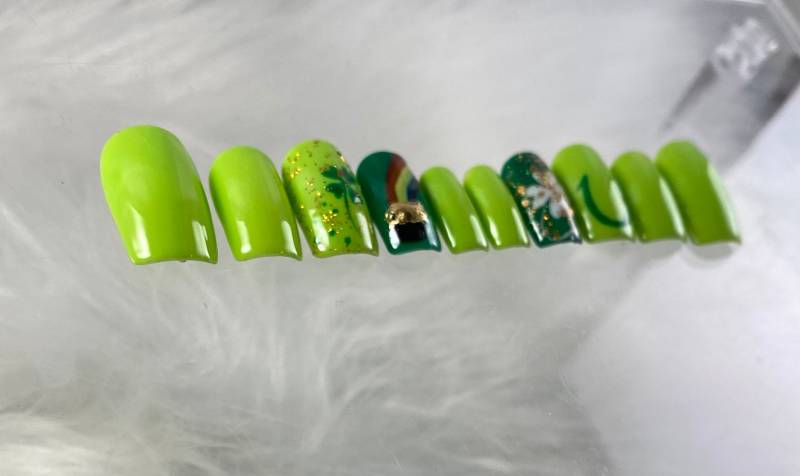 Lindgrün Und Dunkelgrün St. Patrick Es Day Press On Nails Für Erwachsene Kinder Mit Gold Glitzer Glücksbringer Kleeblatt Regenbogen Topf von Etsy - pureessencenails