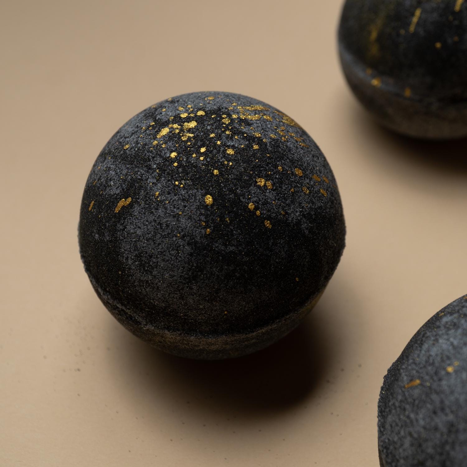 Badebombe Mit Vanille-Ember Eichenholz, Safran, Shea & Avocadoöl Badebombe Mit Vanille-Ember Eichenholz, Safran, Shea & Avocadoöl von Etsy - rainydayhello