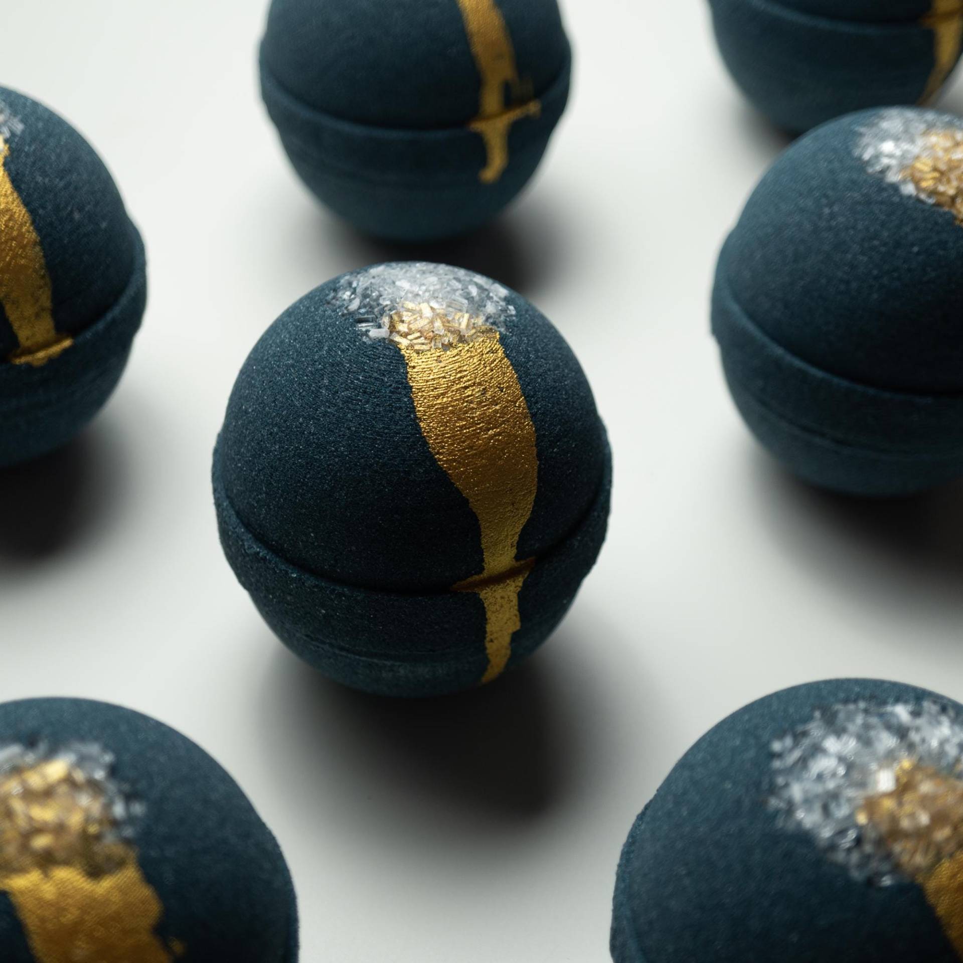 Samt-Sandelholz-Badebombe Sheabutter, Avocadoöl, Schwarze Tonerde, Aktivkohle, Bittersalz Samt-Sandelholz-Badebombe Sheabutter, Avocadoöl, Schwarze Tonerde, Aktivkohle, Bittersalz von Etsy - rainydayhello