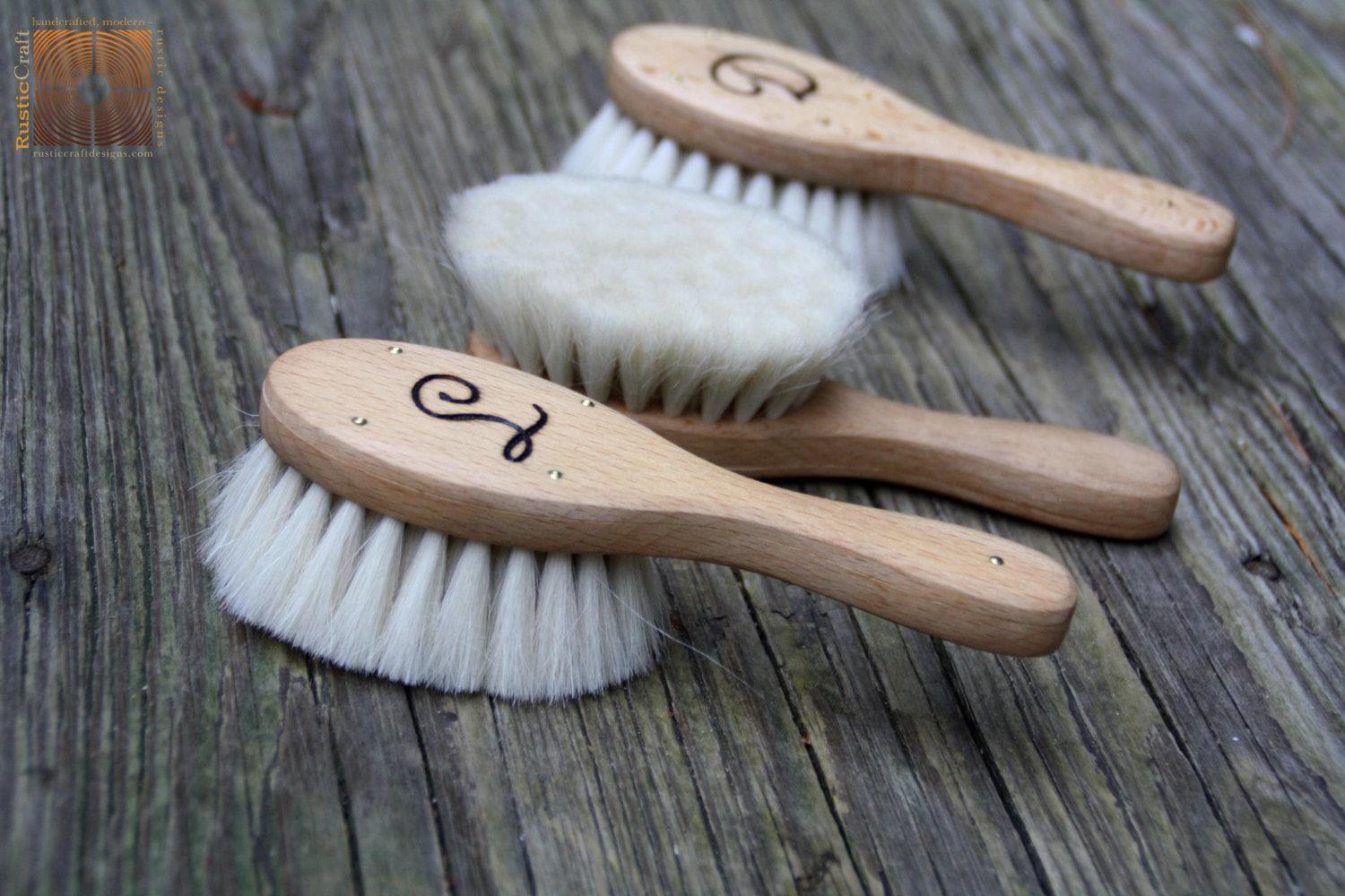 Handgefertigte Ziegenhaar Baby Bürste - Graviertes Holz, Einzigartiges Duschgeschenk Handgefertigte Ziegenhaar Baby Bürste - Graviertes Holz, Einzigartiges Duschgeschenk von Etsy - rusticcraftdesign