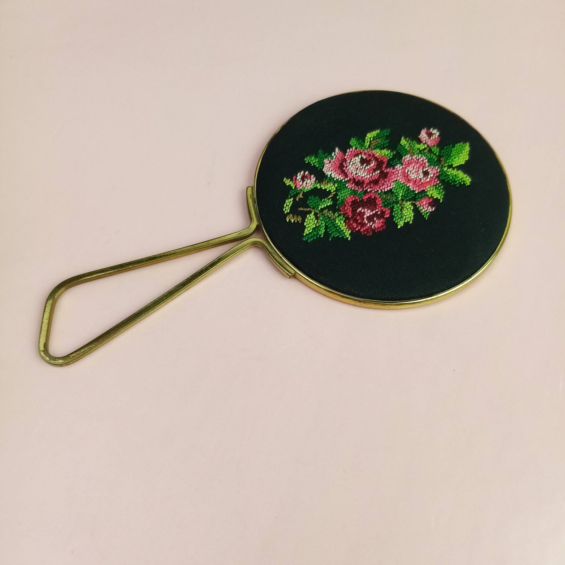 Vintage Handspiegel Gold Mit Rosen 50Er Jahre, Taschenspiegel Petit Point Stickerei, Geburtstagsgeschenk, Geschenk Für Sie von Etsy - schmuckesBerlin