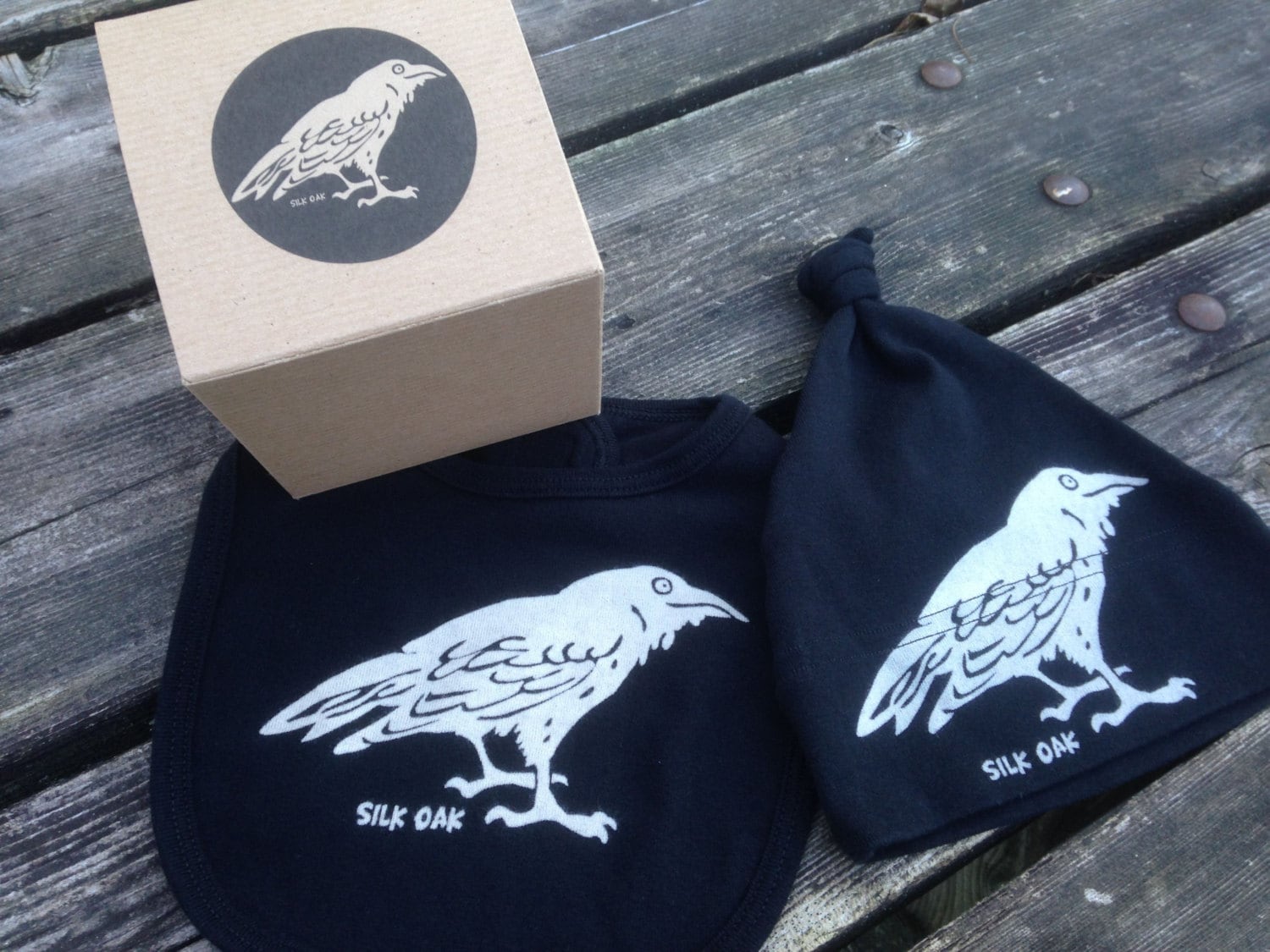 Raven Lätzchen & Mütze Set Bio-Baumwolle Mit Geschenkverpackung Raven Lätzchen & Mütze Set Bio-Baumwolle Mit Geschenkverpackung von Etsy - silkoak