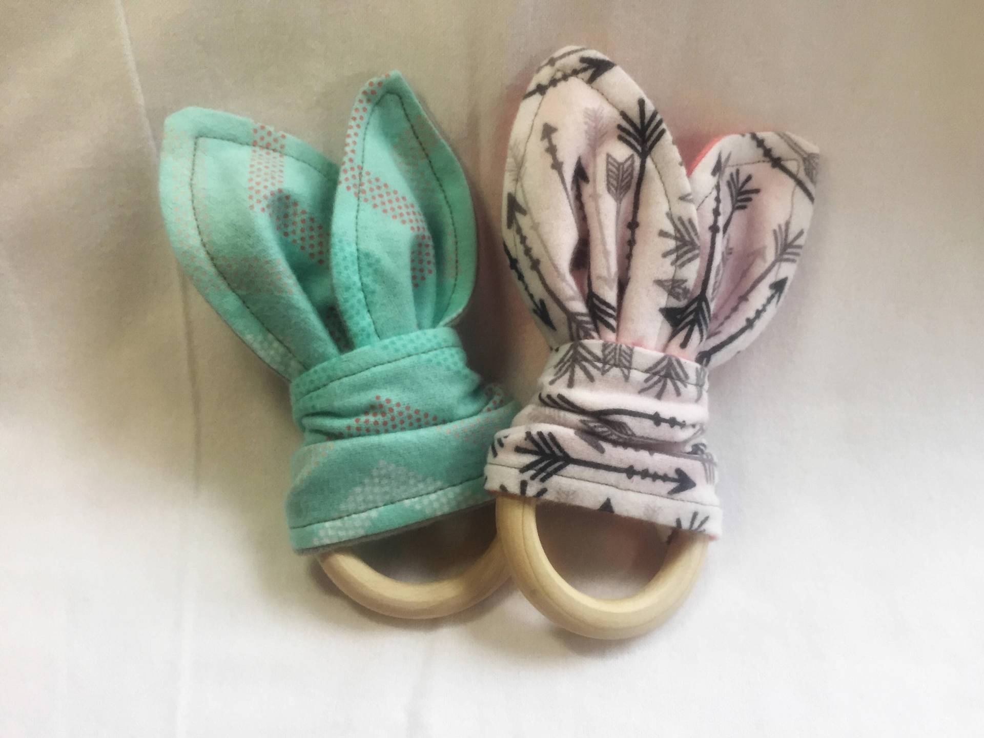 Häschen Beißring - Rosa Pfeile Türkis Zickzack-stich Holz Häschen Beißring - Rosa Pfeile Türkis Zickzack-stich Holz von Etsy - spudsandthebee