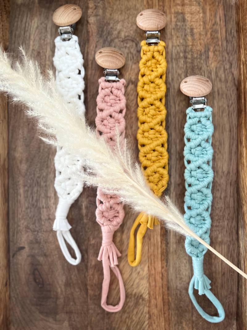 Schnullerkette Makramee Mit Holzclip Schnullerband Babyartikel Boho Geschenk Zur Geburt Aus Textil Babyparty Geschenkidee von Etsy - stilwerk3