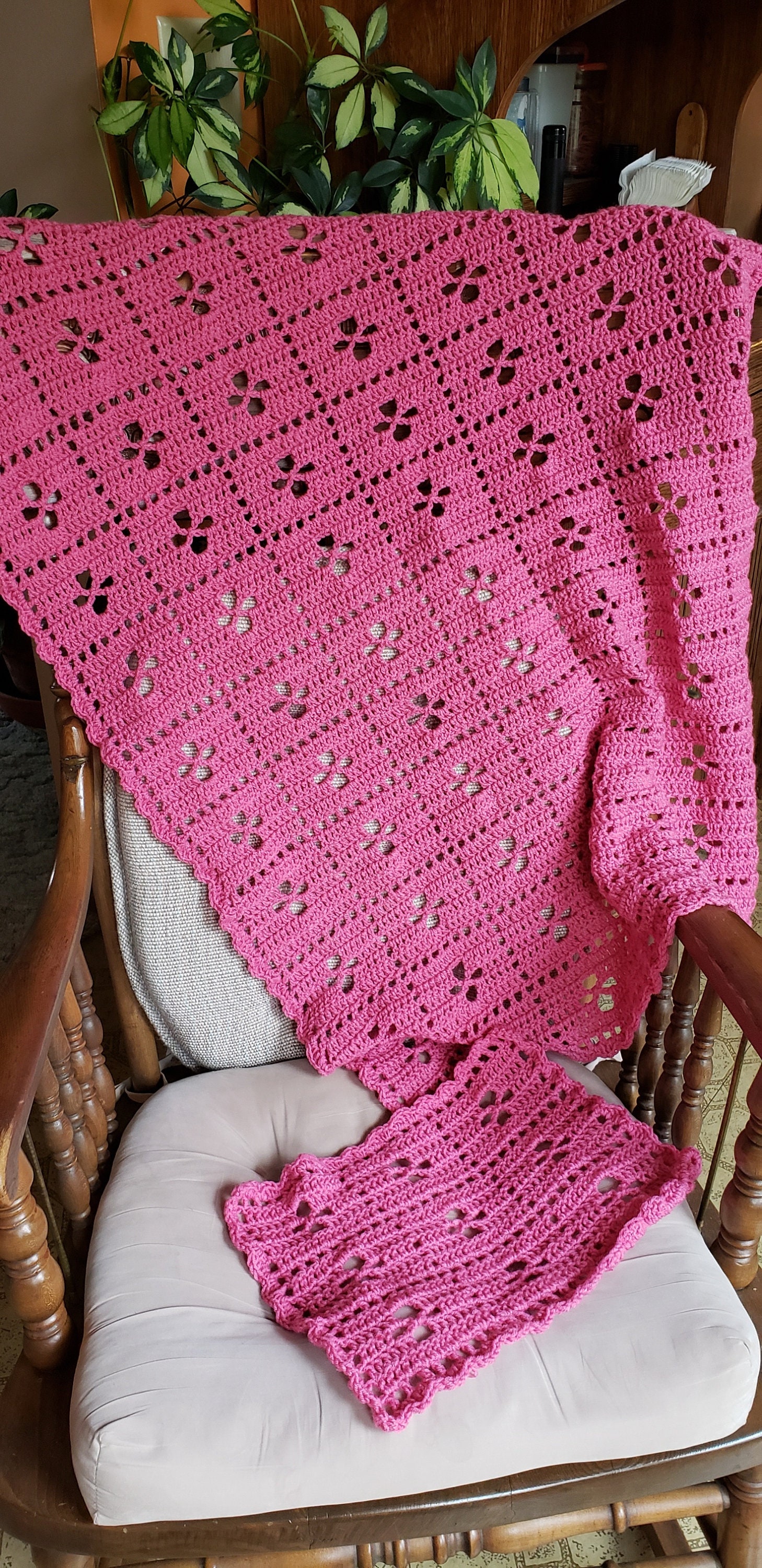 Hebamme Babydecke in Taffy Hebamme Babydecke in Taffy von Etsy - stitchedtoHISglory