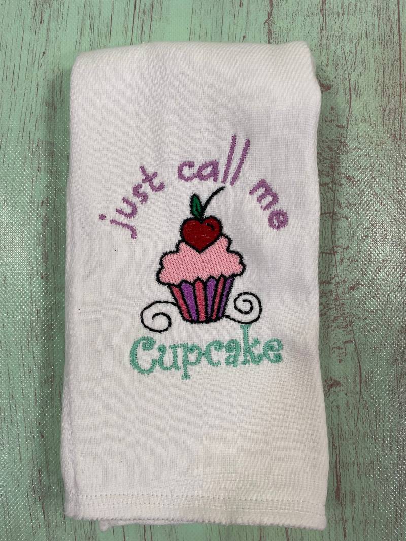 Baby Tuch, Besticktes Spucktuch, Call Me Cupcake, Shower Geschenk, Spucktuch Windeln, Neugeborenes Neugeborenen Tuch von Etsy - stitchingsunflowerco