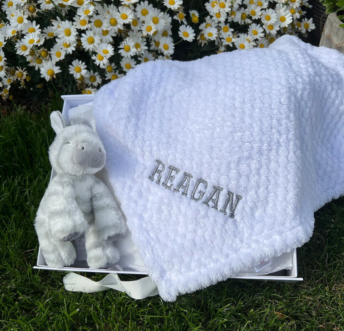 Personalisierte Babydecke Und Stofftier Geschenkset, Bestickte Babydecke, Graues Spielzeug, Neues Babygeschenk, Geschenk Für Neugeborene Baby von Etsy - thebababee