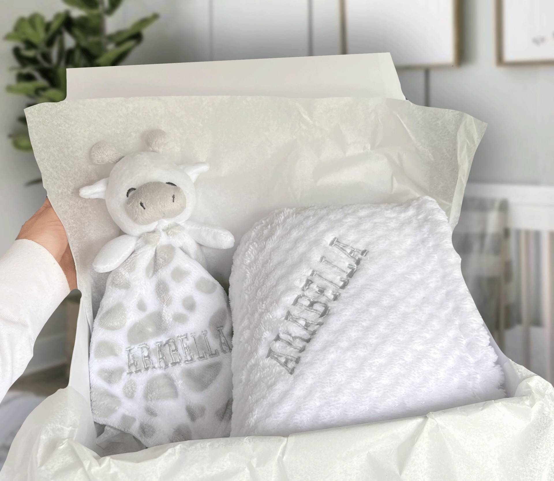 Personalisierte Babydecke Und Tröster Geschenkset, Gestickte Babydecke, Graue Giraffentröster, Neues Babygeschenk, Geschenk Für Neugeborenes Baby von Etsy - thebababee