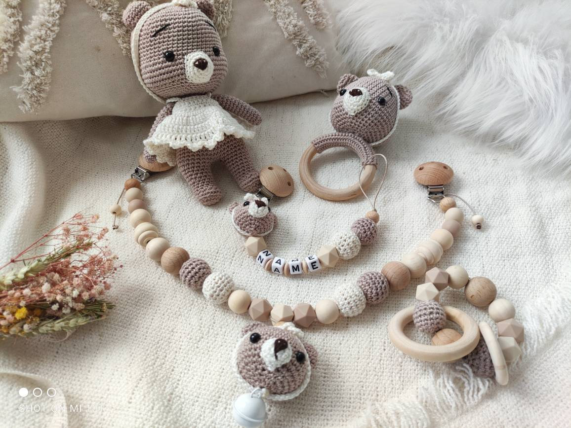 Set Kinderwagenkette Schnullerkette Häkel Bär Rassel Silikon Holz Natur Baby Bärchen Mädchen Kleid Amigurumi Häkeltier Creme Braun Geburt von Etsy - tweetybabyshop24