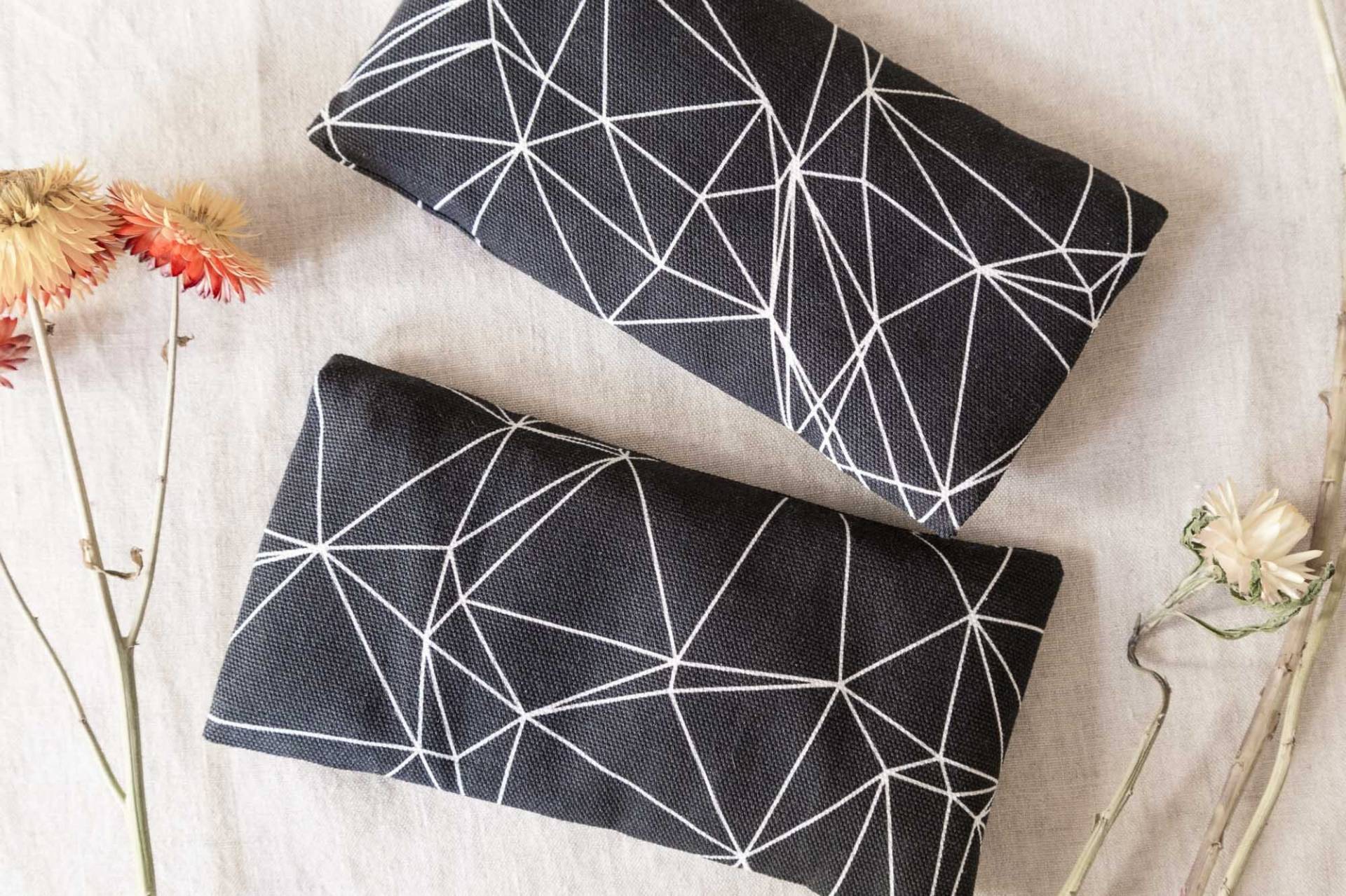 Augenkissen Schwarz Für Yoga Aus Baumwolle Mit Lavendel, Meditationskissen Geometrisch, Geschenk Yogis, Entspannung Die Augen von Etsy - vonpleissenstein