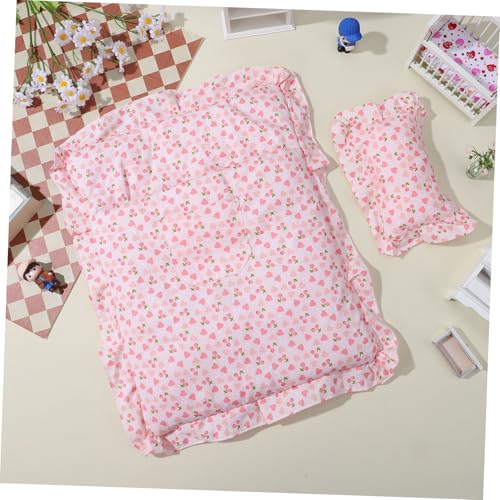 FOYTOKI Miniatur Puppenhaus Bettzeug Weiches Stoff Erdbeer Schlafsack Dekoratives Puppenbett Zubehör Realistisches Mini Schlafzimmer Gemütliches Puppenbettwäsche für Puppenhaus FOYTOKI Miniatur Puppenhaus Bettzeug Weiches Stoff Erdbeer Schlafsack Dekoratives Puppenbett Zubehör Realistisches Mini Schlafzimmer Gemütliches Puppenbettwäsche für Puppenhaus von FOYTOKI