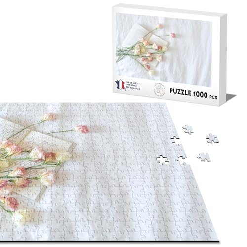 Klassisches Puzzle, 1000 Teile, rosa und weiße Blumen, auf offenem Buch, romantisch, zart von Fabulous