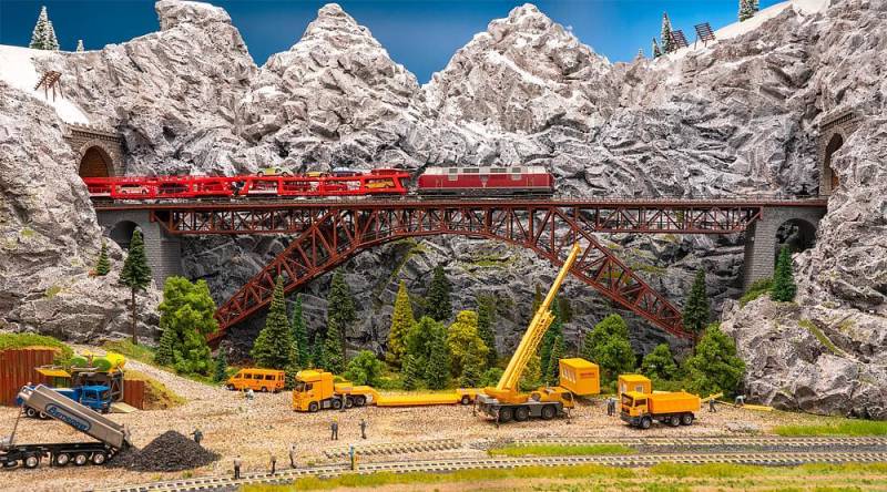 Eisenbahn-Stahlbrücke - Monatsmodell April von Faller