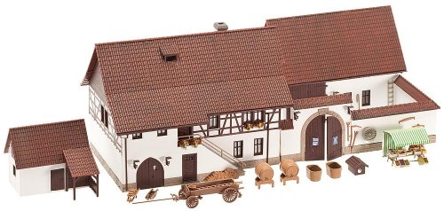 FALLER Hofgut Modellbausatz mit 237 Einzelteilen 174 x 125 x 125 mm I Modelleisenbahn Zubehör H0 I Modelleisenbahn H0 aufwendig gestaltetes Hofgut, Braun und Creme von FALLER