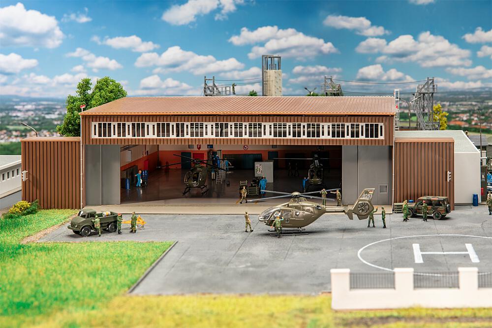 Hangar mit Hubschrauber von Faller