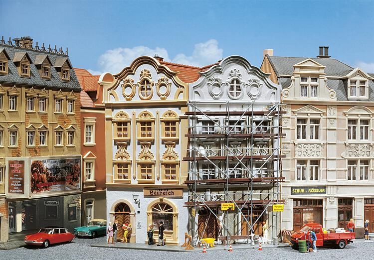 Winkel-Stadthaus mit Malergerüst von Faller