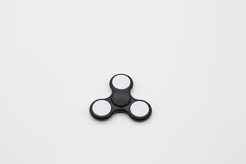 Fiducia Fidget Spinner für Kinder/Erwachsene Hand Spinner Tri-Spinner Spielzeug Stress Relief Fidget (Schwarz mit LED) von Fiducia