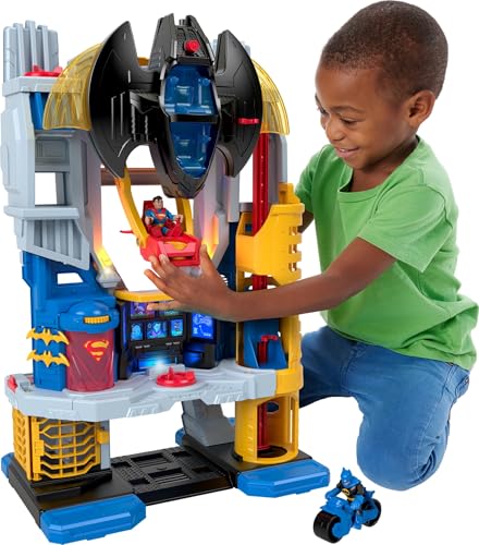 Imaginext DC Super Friends - Ultimatives Hauptquartier mit Batman- und Superman-Figuren, Batwing-Flugzeug und Batcycle zum Anschieben - Spielset für Kinder von 3 bis 8 Jahren, HNW08 von Fisher-Price