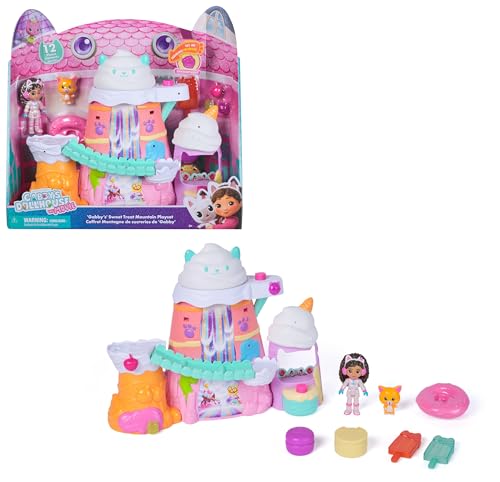 Gabby’s Dollhouse: Der Film – Zuckerguss-Gebirge Spielset, 12-teiliges Spielset mit Gabby Figur, Leopold & Puppenhaus-Zubehör, für Kinder ab 3 Jahren Gabby’s Dollhouse: Der Film – Zuckerguss-Gebirge Spielset, 12-teiliges Spielset mit Gabby Figur, Leopold & Puppenhaus-Zubehör, für Kinder ab 3 Jahren von Gabby's Dollhouse