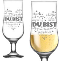 Graviertes Bierglas "Du bist" mit positiven Eigenschaften in Herzform von Geburtstagsfee