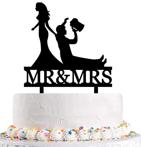 Lustiger Hochzeitstortenaufsatz – Braut zieht den Bräutigam, der trinkt, Bier trinkt, Kuchendekoration "Mr and Mrs" (Bierziehen) von HAKPUOTR