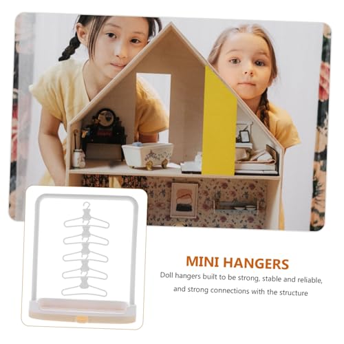 HOODANCOS Miniatur Puppenkleiderständer mit Kleinen Kunststoff kleiderbügeln Robuste Glatte Oberfläche Platzsparend für Puppenhaus Kleidung und Aufbewahrung Einfach und Dekorativ HOODANCOS Miniatur Puppenkleiderständer mit Kleinen Kunststoff kleiderbügeln Robuste Glatte Oberfläche Platzsparend für Puppenhaus Kleidung und Aufbewahrung Einfach und Dekorativ von HOODANCOS