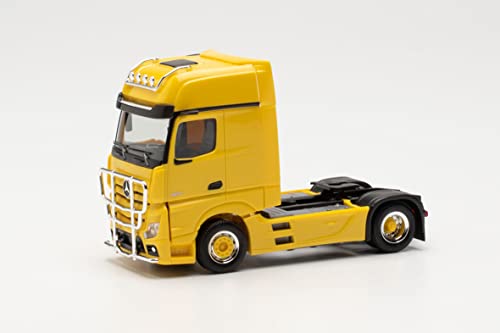 Herpa LKW Modell Mercedes-Benz Actros Gigaspace `18 Zugmaschine mit Rammschutz und Lampenbügel, originalgetreu im Maßstab 1:87, Modell LKW für Diorama, Modellbau Sammlerstück, Deko Miniaturmodelle, Gelb von herpa