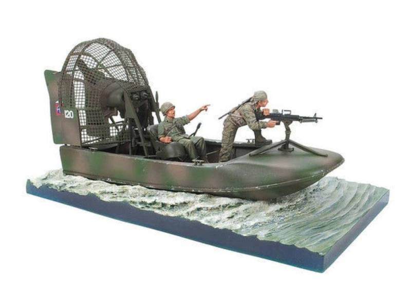 Aircat Airboat Base with 2 Figures (the boat is not included) von Hobby Fan