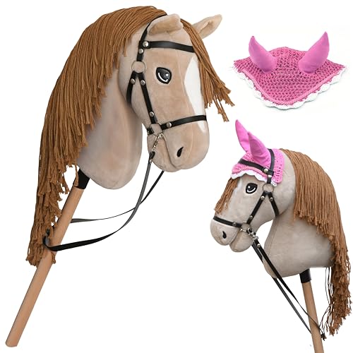 Beiges Hobby Horse A3, Steckenpferd komplett mit Zaumzeug, Gebiss, Zügel und rosa Fliegenmützchen. Steckenpferdkopf für Hobby Horsing von Hobby Horse Land